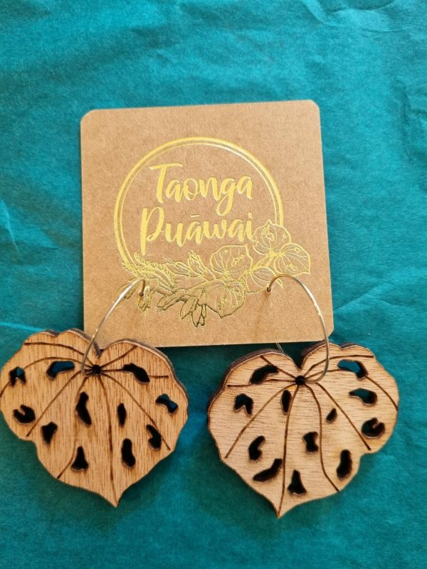 Kawakawa earrings wood